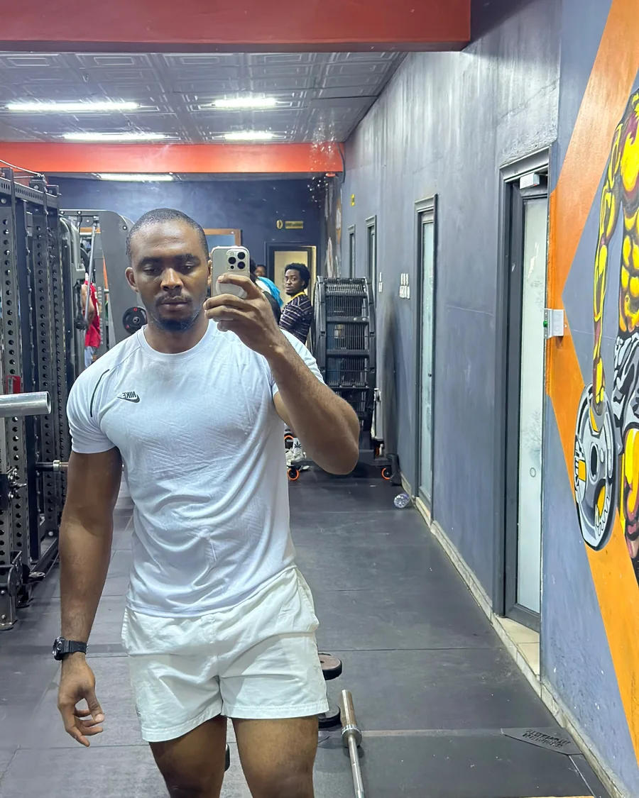 Mirror selfie of Emmanuel at the gym
